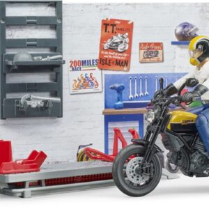 Bruder igračka servis za motore sa Ducati motorom figura na motoru ispred servisnog zida sa alatima.