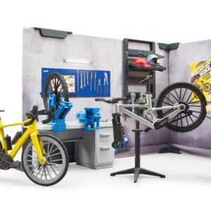 Bruder set sa figurama BikeShop igračke prikazuje radionicu za popravku bicikala sa figurama i opremom.