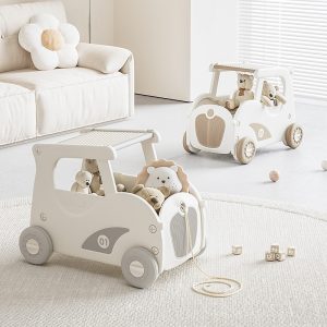 Podarite svom mališanu najlepši poklon – dečiju automobil guralicu 3u1, koja će svakom detetu doneti osećaj slobode, igre i nezaboravnih trenutaka! Ova šarena i posebno dizajnirana igračka nije samo običan auto – to je mali svet mašte i radosti, gde se mali vozač može razvijati, istraživati i osećati kao pravi šef na svom putu.